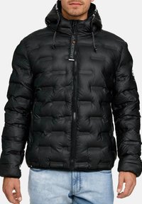 Giacca puffer nera con zip frontale, superficie testurizzata con sezioni trapuntate rettangolari, cappuccio regolabile e polsini elasticizzati.