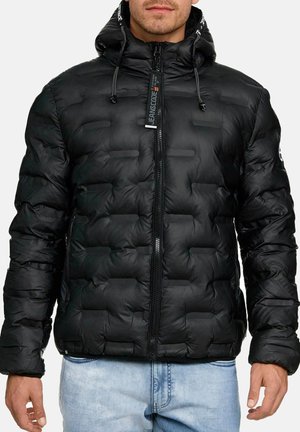 Giacca puffer nera con zip frontale, superficie testurizzata con sezioni trapuntate rettangolari, cappuccio regolabile e polsini elasticizzati.
