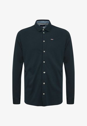 Košulja dugih rukava tamnoplave boje s oštrim kragnom, prednjim zatvaranjem na dugmad i malim izvezenim logom u crvenoj, bijeloj i plavoj boji na prsima.