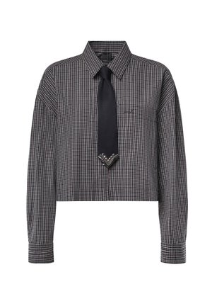 Camisa de manga larga a cuadros en blanco y negro con cuello, bajo recortado y corbata negra adjunta con adorno de cuentas plateadas.