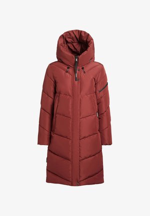 Röd vadderad parkas med tjock huva, dragkedja och schackrutigt quiltmönster. Har sidofickor och en ficka på vänster ärm.