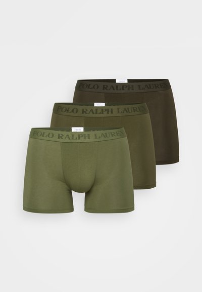 Pacote de três boxers para homem, apresentando uma mistura de algodão em tons de verde escuro e oliva. Cada um possui uma cinta com logótipo na cor correspondente.