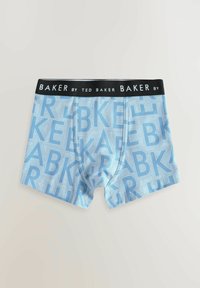 Svijetloplave bokserice s ponavljajućim uzorkom teksta "BAKER" u tamnoplavoj boji, s crnim elastičnim pojasom s bijelim natpisom.