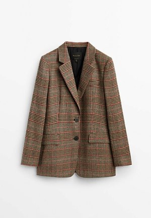 Blazer à carreaux marron avec des lignes noires et rouges, deux boutons noirs, revers crantés, et poches à rabat à l'avant, présenté sur fond blanc.