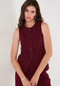 REGULAR FIT - Liemenė - bordeaux