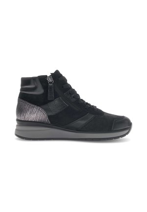 Zwarte hoge sneakers van een mix van suede en leer, met een gestructureerde zilveren accent, ronde neus en vetersluiting.