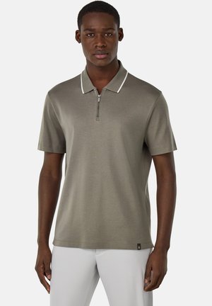 Korte mouwen polo shirt in olijfgroen, met een ritskraag, contrasterende witte kraagafwerking en een gladde, lichte stof.