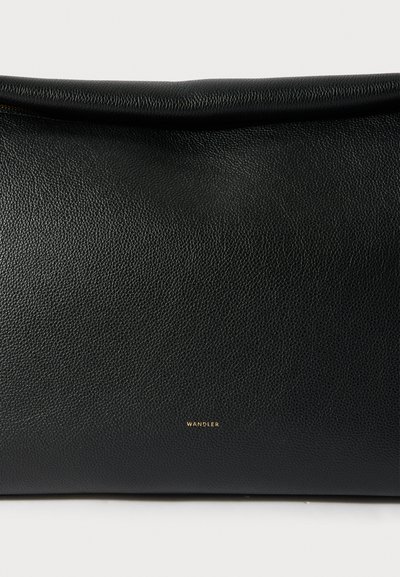 Črna usnjena torbica za obkladke z teksturirano površino, z zgornjim prepogibom in zlato detajlom logotipa na spodnjem desnem kotu.