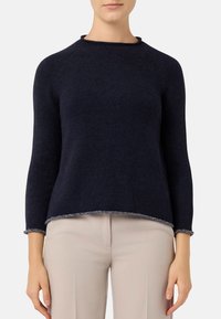 Maglione blu navy con scollatura rotonda, maniche lunghe a raglan e orlo testurizzato con un accento di filo argento a contrasto.