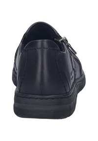 Černá kožená bota s hladkým povrchem, která má zip na boku a pevnou černou gumovou podrážku.