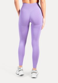 Paarse leggings met hoge taille, gemaakt van een rekbare, gladde stof. Heeft een getailleerd ontwerp en naadloze details voor comfort.