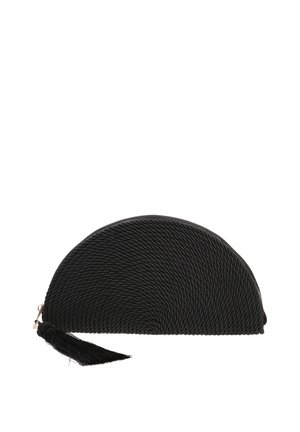 Bolso de mano negro con forma curva de media luna. Hecho de un material texturizado con un patrón entrelazado. Presenta un adorno de borlas sujeto a la cremallera.