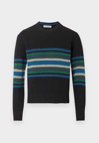Pull noir à col rond avec des rayures horizontales bleues, vertes, blanches et bleu sarcelle sur la poitrine et les manches, poignets et ourlet côtelés.