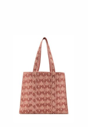 Bolsa de tela con patrón en rojo y beige, asas largas y diseño geométrico en forma de diamante.