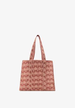 Bolsa de tela con patrón en rojo y beige, asas largas y diseño geométrico en forma de diamante.