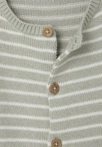 Gestreifter Strickcardigan in Hellgrau und Weiß. Verfügt über Holzknöpfe und einen gerippten Kragen, mit einem strukturierten Stoffdesign.