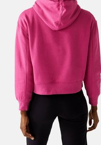 Sudadera con capucha recortada en mezcla de algodón rosa vibrante. Presenta puños y dobladillo acanalados, con una textura suave y un ajuste relajado.