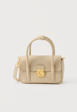 Borsa a tracolla in pelle beige con due manici, una tracolla staccabile e una chiusura frontale color oro sulla patta.