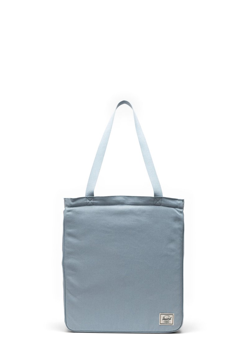 Ljusblå tygväska av robust material, med två handtag och en sydd logopatch i det nedre högra hörnet.