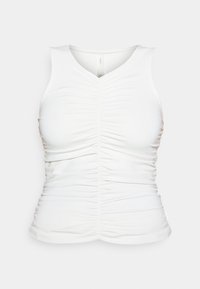 Haut blanc sans manches avec un col en V et une texture froncée, présentant un léger effet de ruché sur les côtés pour un ajustement modulable et un confort optimal.