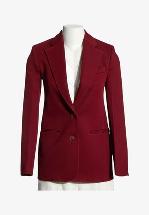 Blazer rosso scuro monopetto con due bottoni, rever a lancia e tasche anteriori con pattina su torso di manichino bianco.