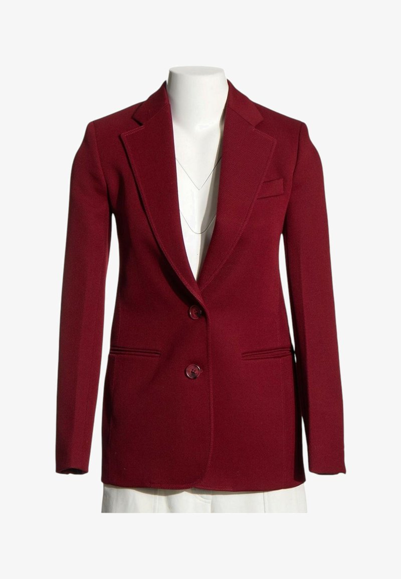 Blazer rouge foncé à simple boutonnage avec deux boutons, revers crantés et poches à rabat devant sur un buste de mannequin blanc.