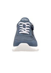 Sneaker en suède bleu avec des lacets blancs et une fermeture éclair sur le côté, présentant une semelle rembourrée et un design à bout rond. Nom de la marque affiché sur la languette.