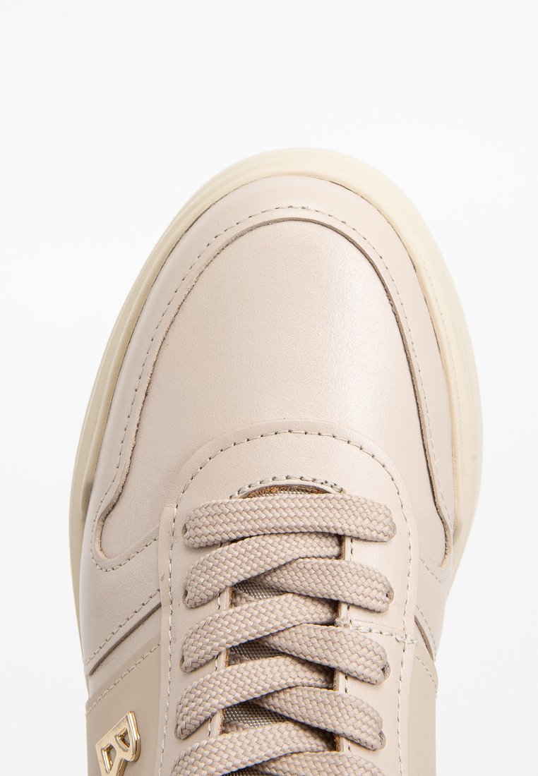 Beige Leder-Sneaker mit runder Zehenpartie, strukturierten Schnürsenkeln, gesticktem Design und einer Gummisohle mit kontrastierendem Rand.