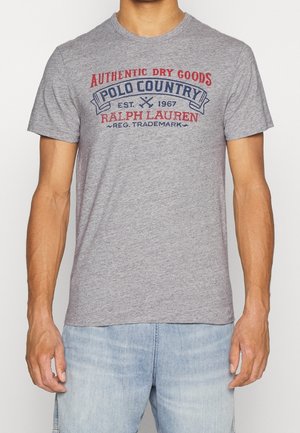 Graues Baumwoll-T-Shirt mit kurzen Ärmeln, das einen rot-blauen Grafikdruck zeigt, auf dem steht: "Authentic Dry Goods Polo Country Ralph Lauren."