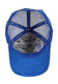 Cappello blu con visiera in tessuto solido e retro in rete. La fodera interna presenta un motivo bianco con grafica e testo neri. Cinghia regolabile in plastica.