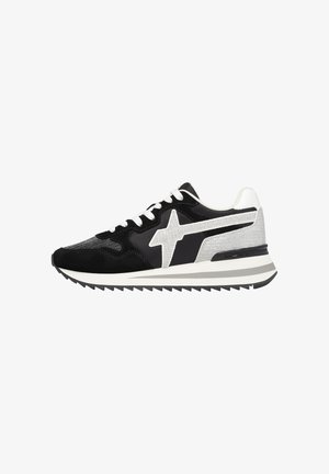Sneaker atletico nero e argento con materiali in rete e scamosciato, punta arrotondata, logo a contrasto e lacci bianchi su una suola texturizzata.