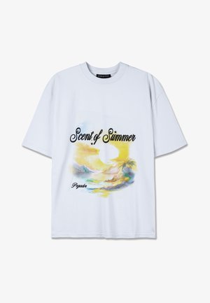 Valge puuvillane T-särk, millel on graafika päikeseloojangust ja tekst "Suve lõhn" kutsetähtedega. Mugav lõige, lühikesed varrukad.