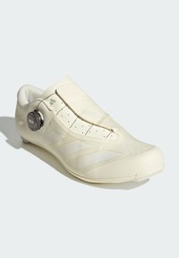 Weiße Fahrradschuhe mit einem eleganten Design, glattem Obermaterial, perforierten Details und einem BOA-Verstellsystem an der Seite.