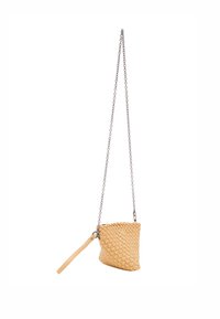 Tan vævet læder crossbody taske med en tekstureret overflade, en kort læderrem og en sølvkæde til en lang skulderrem.