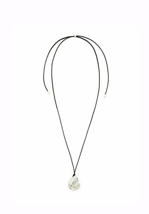 Zwarte koordketting met een transparante, onregelmatig gevormde hanger die in het midden hangt tegen een witte achtergrond.