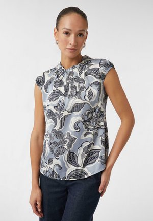 Zijdezachte mouwloze blouse in lichtblauw met marineblauwe bloemenpatronen. Heeft een geplooide halslijn en een ontspannen pasvorm. Textuur afwerking van de stof.