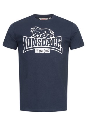 Tamno plava pamučna majica s okruglim izrezom. Sadrži bijelu grafiku lava i istaknuti tekst "Lonsdale London".