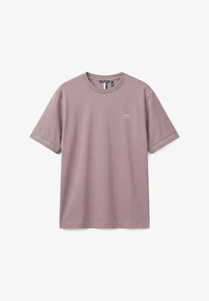 Camiseta de manga corta color malva con cuello redondo, pequeño logo blanco en el pecho izquierdo y dobladillos de las mangas con doble costura, presentada sobre un fondo blanco.