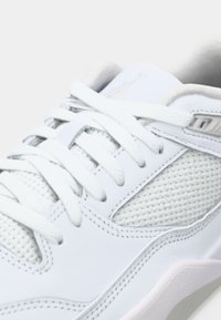 Λευκά αθλητικά sneakers με λείο δέρμα στο επάνω μέρος, πλέγμα στα πάνελ, επίπεδα κορδόνια και υφή στο καπάκι του ποδιού. Υπάρχει σημαντική λεπτομέρεια στο λογότυπο.