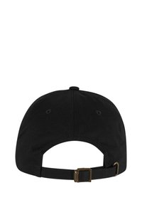 Cappellino da baseball nero con visiera curva, realizzato in cotone. Presenta una fascia regolabile con una fibbia metallica sul retro.