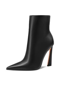 Stivale alla caviglia nero realizzato in pelle liscia con punta affusolata e tacco a stiletto alto. Presenta un accento contrastante alla base del tacco.