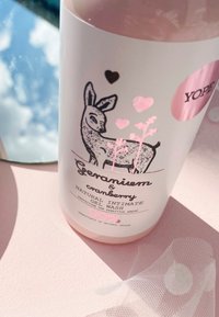 Yope NATURAL INTIMATE WASH - Duschgel - geranium & cranberry