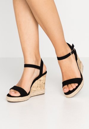 Schwarze Wildleder-Pumps mit Keilabsatz und Korkmuster sowie mit Jute-Seil umwickelt. Verfügt über einen verstellbaren Knöchelriemen und ein offenes Zehendesign.