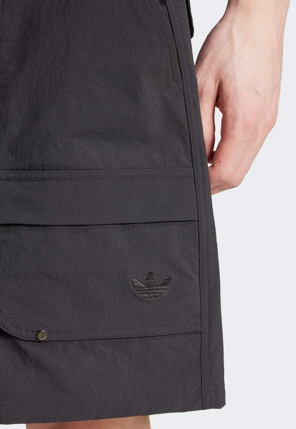 PREMIUM ESSENTIALS - Shorts4