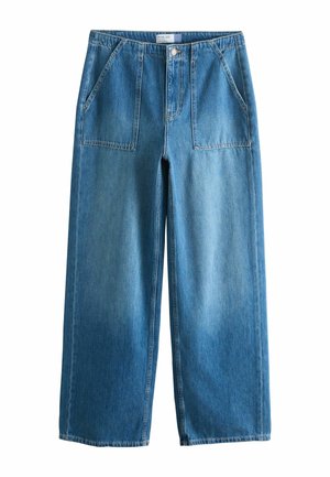 Jeans albastri din denim cu croială largă, buzunare aplicate frontale, închidere cu nasturi și curele pentru curea, afișați pe un fundal alb.