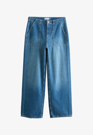 Jeans albastri din denim cu croială largă, buzunare aplicate frontale, închidere cu nasturi și curele pentru curea, afișați pe un fundal alb.