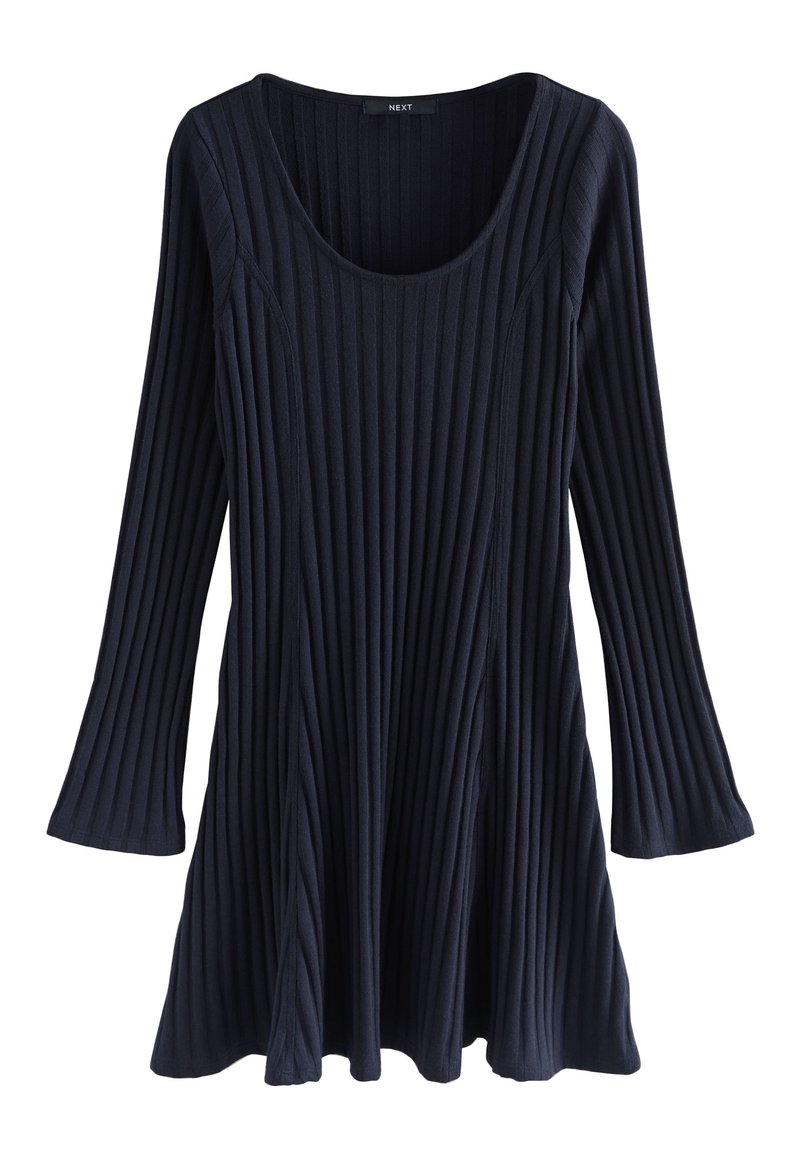 Granatowa prążkowana sukienka z długimi rękawami i dekoltem typu scoop, z rozszerzanym dołem sięgającym nieco poniżej talii.