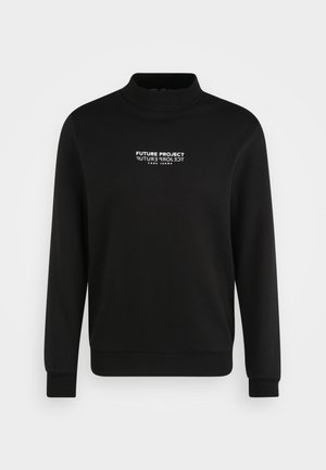 Felpa nera a maniche lunghe con collo alto e testo bianco "FUTURE PROJECT CARS JEANS" centrato sul petto.
