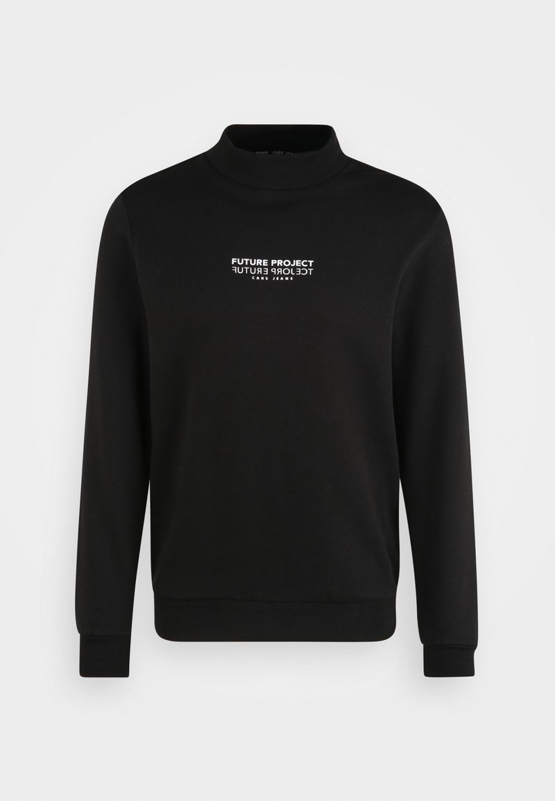 Černá mikina s dlouhým rukávem a stojáčkem, na které je uprostřed hrudníku bílé nápis "FUTURE PROJECT CARS JEANS".