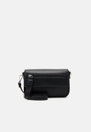 Sac en cuir noir de forme rectangulaire, doté d'une poche zippée à l'avant et d'une bandoulière réglable. Texture lisse avec des accents métalliques minimalistes.